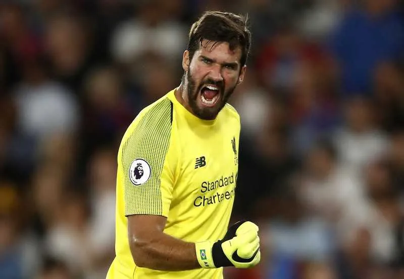 Alisson é goleiro do Liverpool e pode enfrentar Gabigol com o Flamengo no Mundial de Clubes 