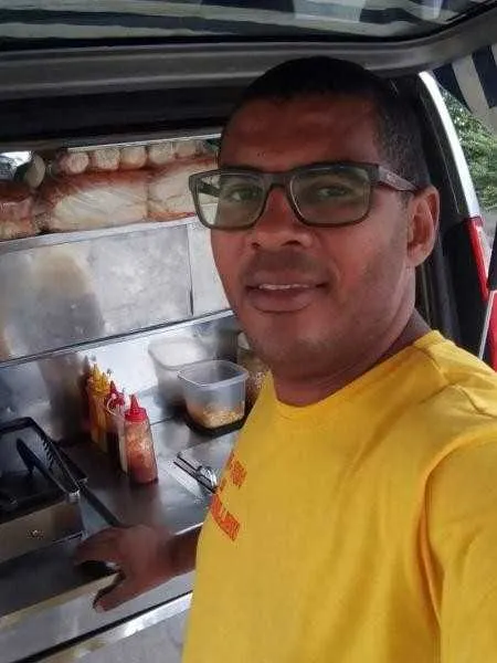 Ambulante Wellington Lemos Macedo vende cachorro quente em frente à instituição de ensino