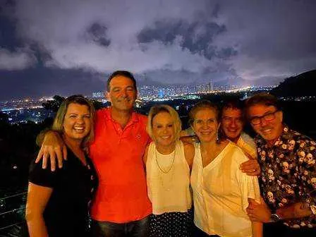 Ana Maria posa com o namorado e os netos
