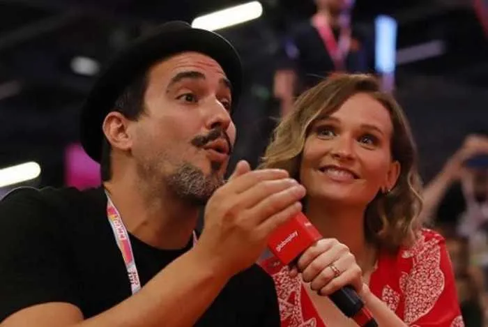 Os dois estavam relembrando algumas histórias no painel da novela teen na Comic Con Experience 2019 (CCXP)
