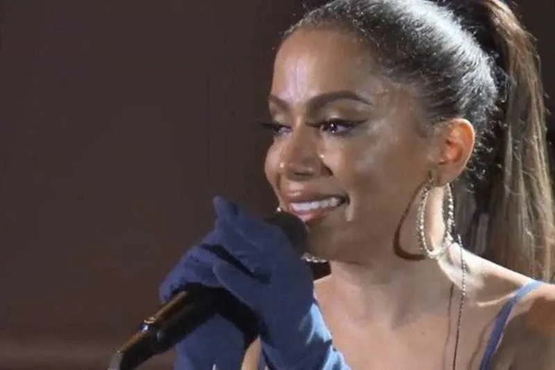 Cantora chora ao ver na platéia sua família e amigos de Honório Gurgel 