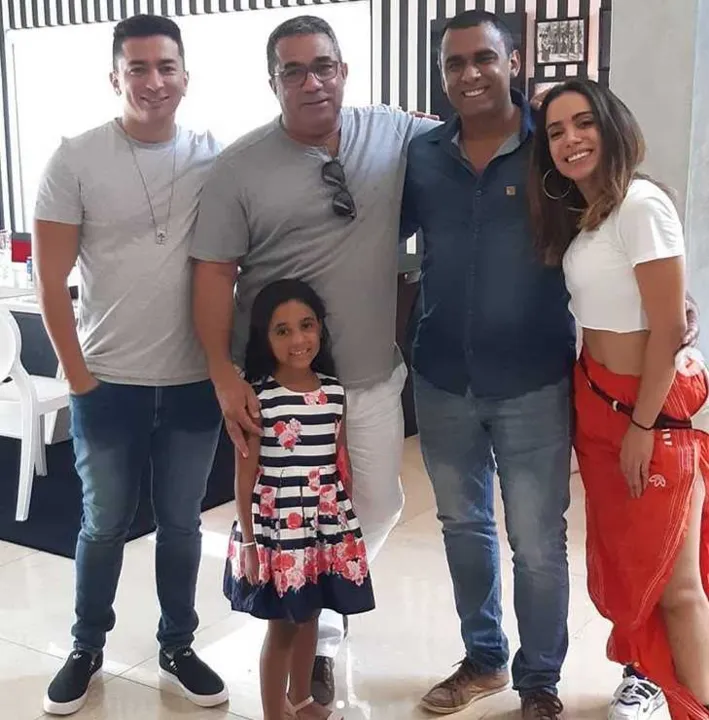 Família de Anitta compartilha momento emocionante com o novo irmão da cantora nas redes sociais