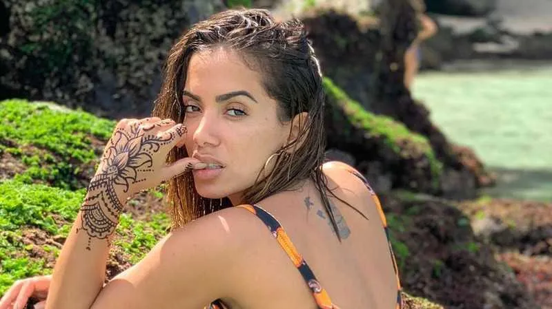 O último namoro de Anitta foi com o surfista Pedro Scooby no ano passado
