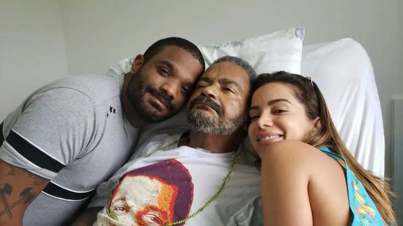 Anitta posou ao lado de Arlindo Cruz, se recuperando de um AVC e do filho do cantor, Arlindinho.