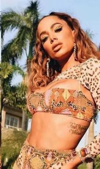 Imagem ilustrativa da imagem Com modelito de carnaval, Anitta lidera ensaio de bloco