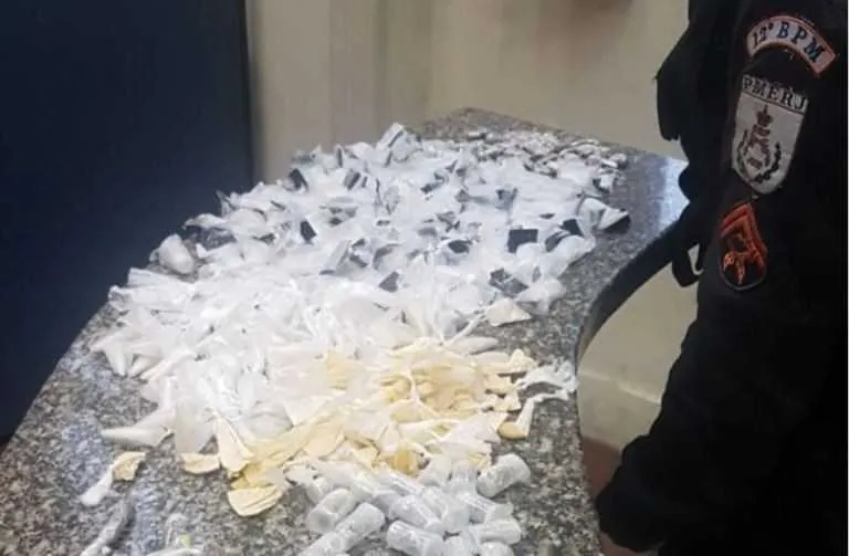 Foram apreendidos 239 pinos de cocaína e 110 trouxinhas de maconha
