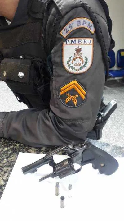 Polícias apreenderam a arma do crime 