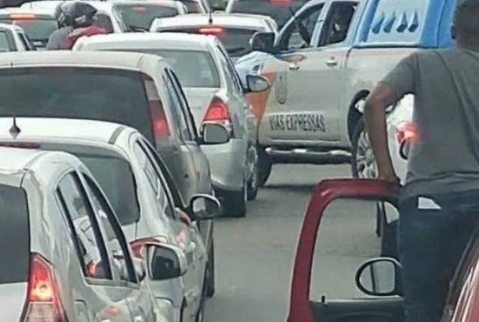 Criminosos fazem arrastar na tarde de ontem (24) na Avenida Brasil