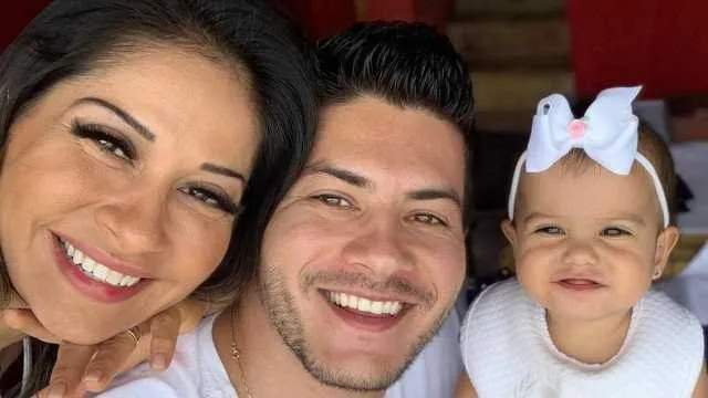 Arthur Aguiar diz que não come doce na frente da filha