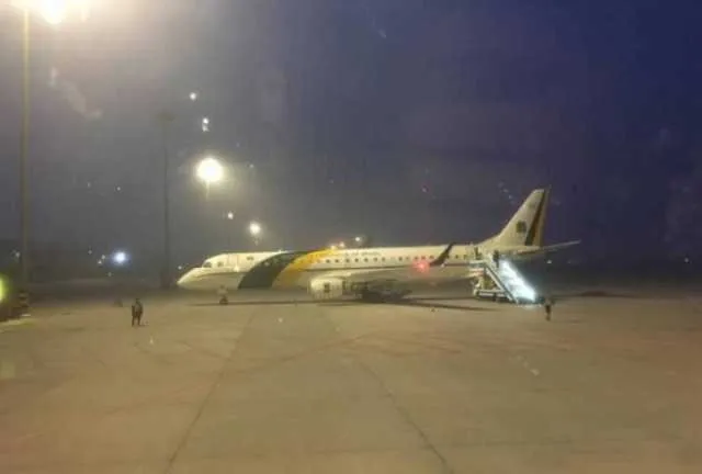 Avião da FAB aterriza no Brasil trazendo repatriados que ficarão isolados por 18 dias em Goiás