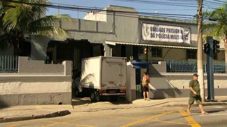 O homem foi preso e deve ser encaminhado para o Batalhão Prisional da PM, em Niterói