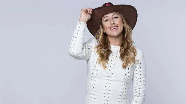 Ex- participante da A Fazenda fala sobre pessoas que já se relacionou e outras que sente atração, incluindo mulheres