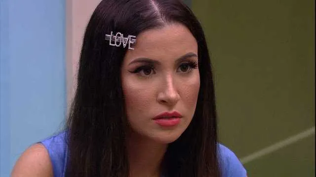 Internautas pedem a saída de Bianca após ela se voltar contra o grupo de mulheres da casa.