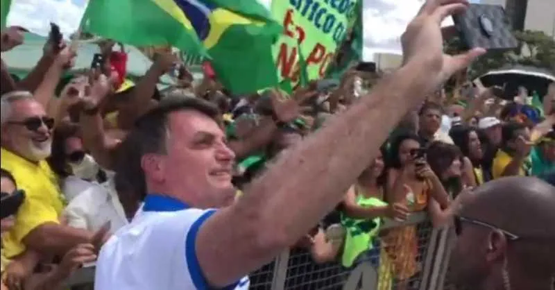O presidente saiu do isolamento e foi prestigiar apoiadores do governo nas manifestações contra o Congresso e o STF