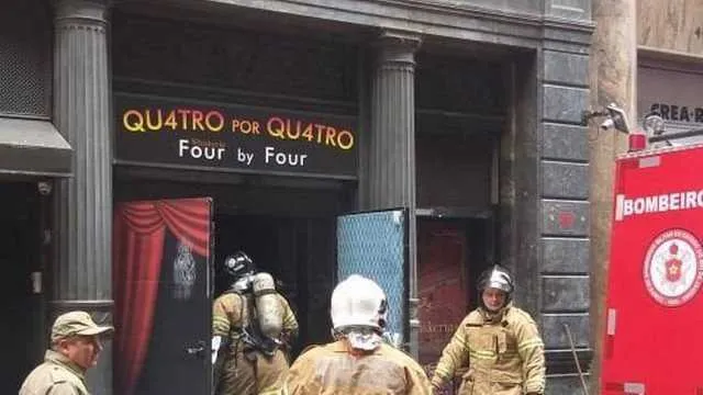 Imagem ilustrativa da imagem Três bombeiros morrem ao tentar apagar fogo na Boate Quatro por Quatro