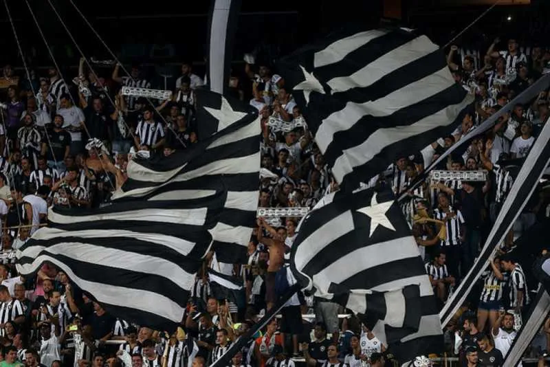 Para que o Botafogo se classifique na Sul-Americana, ele precisa ganhar no jogo do próximo domingo (08) contra o Ceará e torcer por uma derrota do Tricolor no mesmo dia