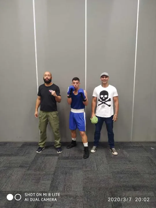 Estevão lutou apenas um round, após 'magoar' a linha da cintura do adversário, que desistiu da luta durante o intervalo