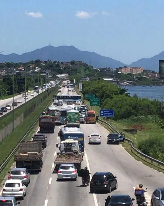 Carros chegaram a voltar na contramão da via