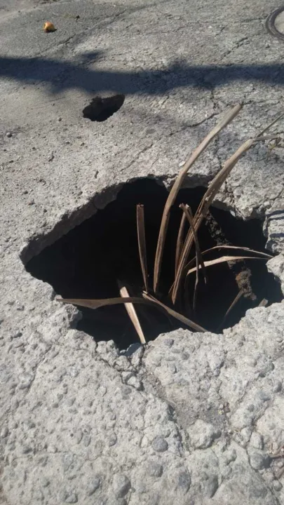  O buraco fica localizado na Rua Rui Barbosa, no Mutuá