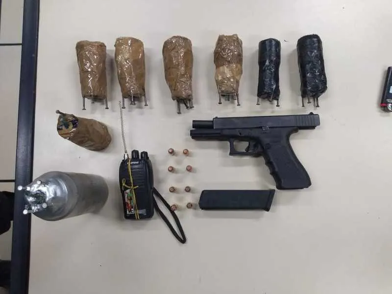 Na ação, foram apreendidos um carregador, oitos munições, uma pistola calibre e oito granadas caseiras.