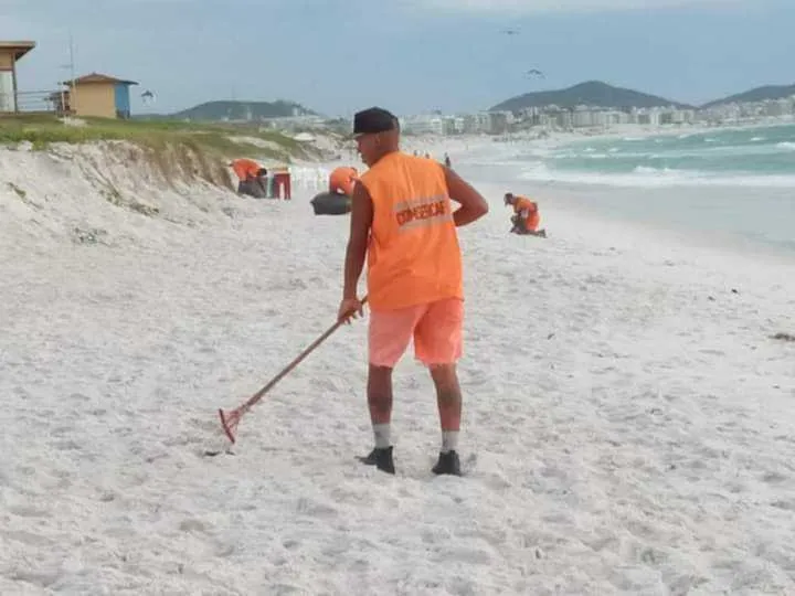 O material foi recolhido de ruas e praias 