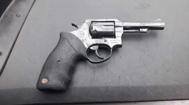 O homem de 30 anos portava um revólver calibre 38
