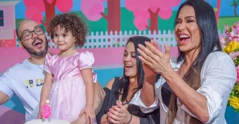 Casal comemorou os três anos da neta de Belo com festa que tinha 80 convidados 