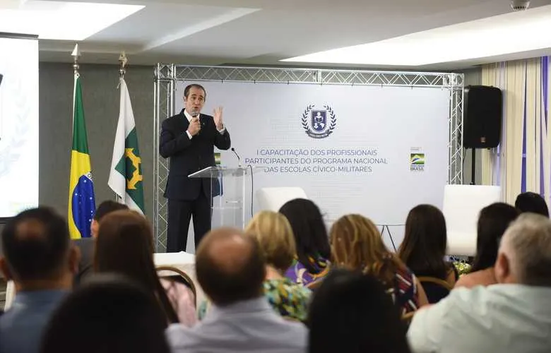 Imagem ilustrativa da imagem Programa Nacional das Escolas Cívico-Militares terá 216 escolas até 2023
