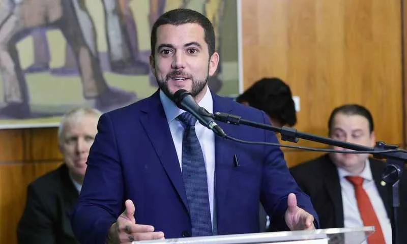 Imagem ilustrativa da imagem Deputado Carlos Jordy é condenado a pagar R$ 35 mil a Felipe Neto por fake news