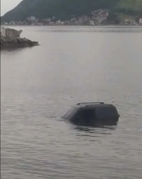 Carro apareceu dentro do mar da praia de São Francisco na manhã desta sexta (15)