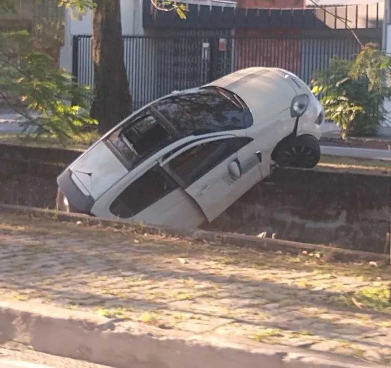 O acidente ocorreu por volta das 3h30, e ninguém firou ferido