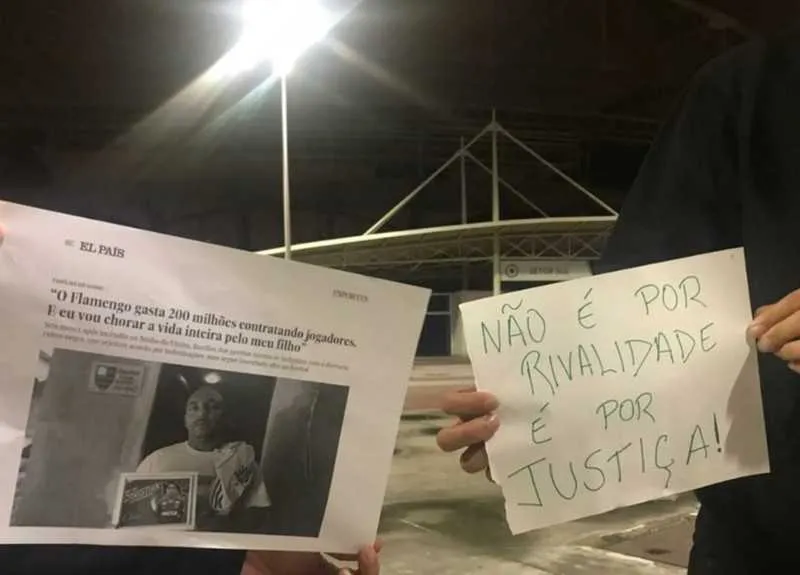 Botafoguenses deixam cartazes pedindo justiça às famílias