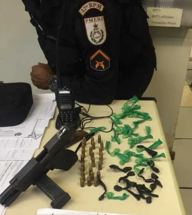 Os agentes da PM apreenderam armas, munições e cocaína com o casal de suspeitos 