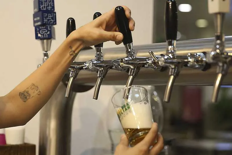 Uma pessoa morreu e mais oito foram internadas após consumirem a cerveja