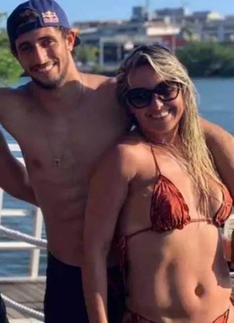 Mãe de Lucas Chumbo chama a atenção na internet por ser bem nova e já levou cantada do apresentador Bruno de Luca