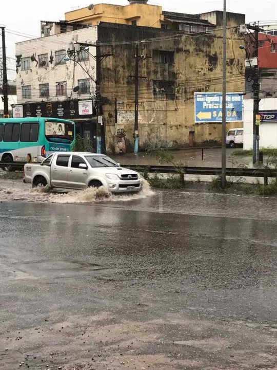 A chuva da última segunda-feira (13) formou bolsões d' água de mais de 1 metro de profundidade