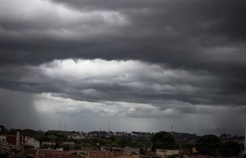 O céu ficará carregado de nuvens durante o dia, mas a chuva só deve aparecer no final da tarde