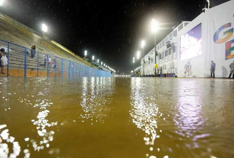 Em 2019, o carnaval na Sapucaí também foi marcado por fortes chuvas 