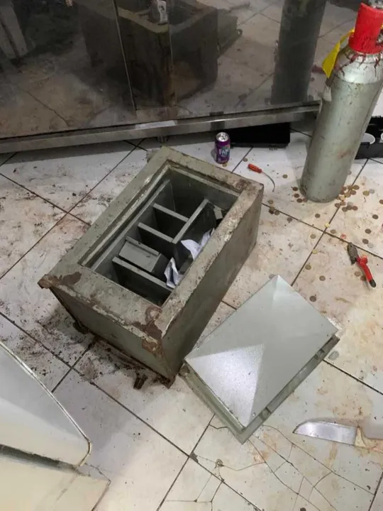 O cofre pesava 120 kg e foi parar no chão da lanchonete