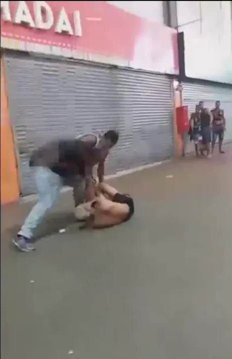 Homem levou socos em diversas partes do corpo durante a confusão 