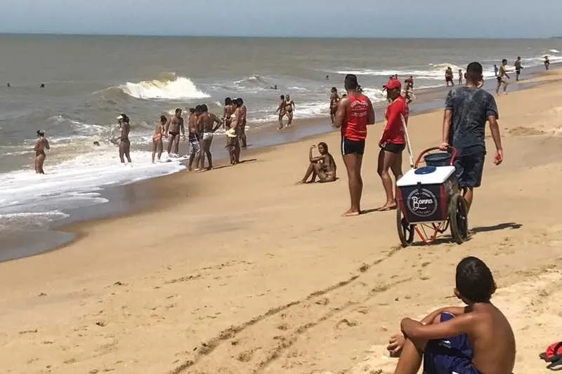 Bombeiros, pescadores e mergulhadores estão buscando pela criança desaparecida 