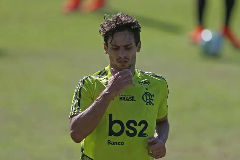 Imagem ilustrativa da imagem Rodrigo Caio se acidenta em treino do Fla e fica fora do próximo jogo