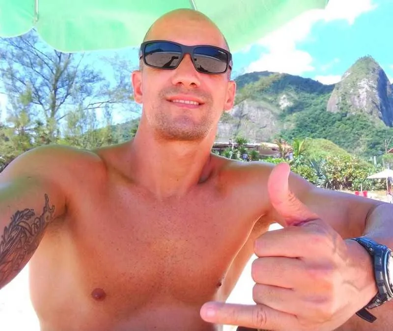 Davidson deixou esposa e filhos.