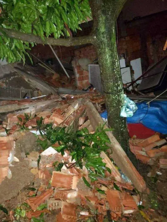  Haviam 5 pessoas no local na hora do desabamento.