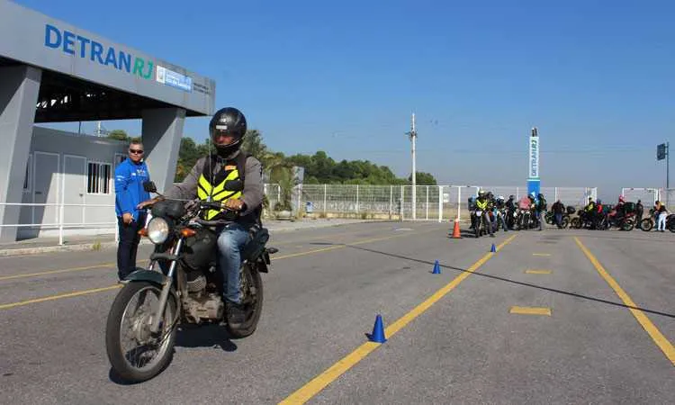 Cursos de motofrete, mototáxi e veículos de emergência