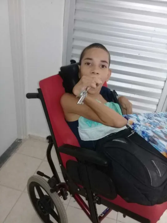 Diogo mostra as chaves do novo apartamento 