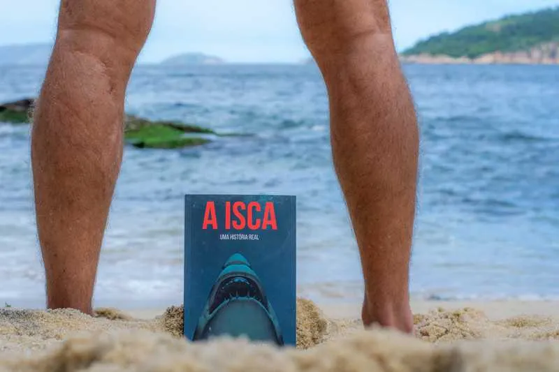 Imagem ilustrativa da imagem Sobrevivente ao ataque de tubarão nos anos 90 lança livro no Rio de Janeiro
