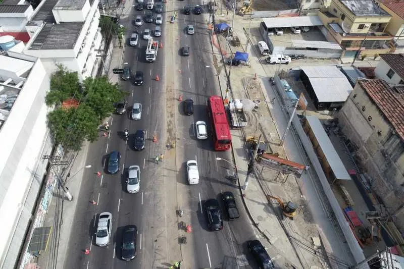 Também estão sendo feitas as escavações e colocação do meio-fio no início da Avenida Amaral Peixoto  