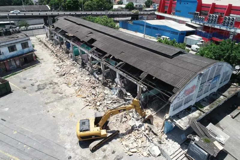 Imagem ilustrativa da imagem Prefeitura de Niterói desocupa galpão no Centro e inicia a demolição