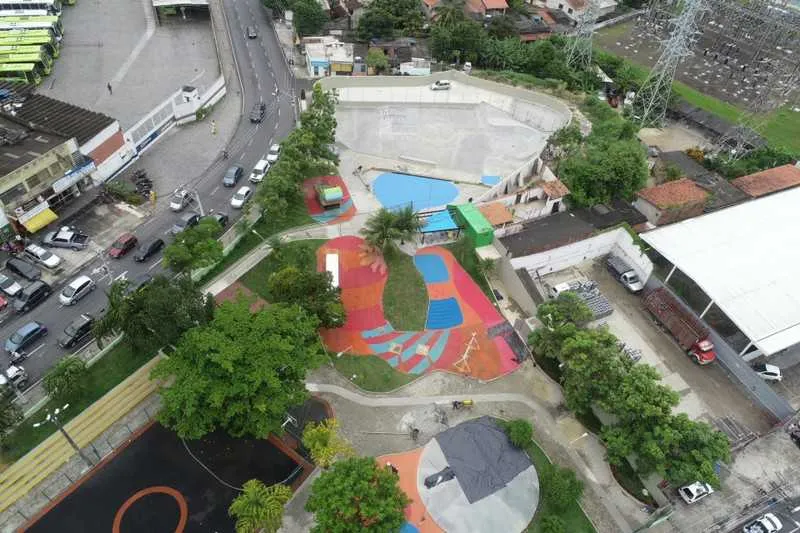A área de lazer está recebendo rampa de acessibilidade com guarda-corpo, skatepark, rede de proteção da quadra, pergolados, além de nova iluminação